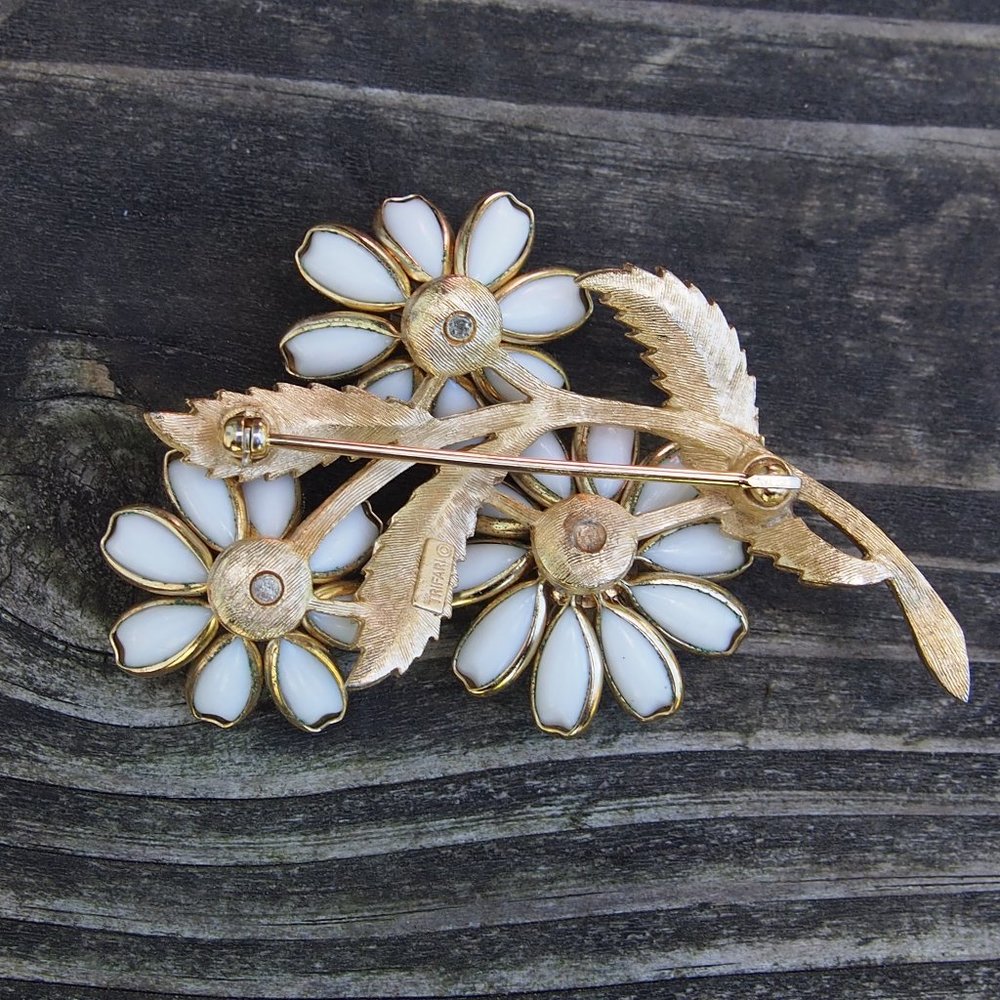 1949 Trifari Woodland Fantasies Milk Glass Brooch - Picture 6 of 7